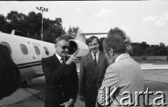 29.06.1992, Wrocław, Polska.
Wizyta Zbigniewa Brzezińskiego byłego doradcy prezydenta USA ds. bezpieczeństwa narodowego. Powitanie na lotnisku przez prezydenta miasta Bogdana Zdrojewskiego.
Fot. Mieczysław Michalak, zbiory Ośrodka KARTA
