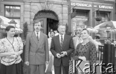 29.06.1992, Wrocław, Polska.
Wizyta Zbigniewa Brzezińskiego byłego doradcy prezydenta USA ds. bezpieczeństwa narodowego. Zbigniew Brzeziński i prezydent miasta Bogdan Zdrojewski.
Fot. Mieczysław Michalak, zbiory Ośrodka KARTA