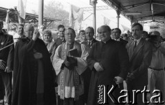 1992, Oława, Polska.
Uroczystość 150-lecia Polskich Kolei Państwowych. Kardynał Henryk Gulbinowicz poświęca stację, z prawej stoi prezydent Wrocławia Bogdan Zdrojewski.
Fot. Mieczysław Michalak, zbiory Ośrodka KARTA