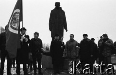 26.02.1994, Lubin, Polska.
Demonstracja Polskiej Wspólnoty Narodowej. Organizatorzy demonstracji pod pomnikiem Jana Wyżykowskiego.
Fot. Mieczysław Michalak, zbiory Ośrodka KARTA