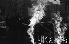 26.02.1994, Lubin, Polska.
Demonstracja Polskiej Wspólnoty Narodowej. Skinheadzi palą flagi, m.in. flagę Izraela.
Fot. Mieczysław Michalak, zbiory Ośrodka KARTA
