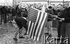 26.02.1994, Lubin, Polska.
Demonstracja Polskiej Wspólnoty Narodowej. Skinheadzi palą flagi, m.in. flagę Stanów Zjednoczonych.
Fot. Mieczysław Michalak, zbiory Ośrodka KARTA