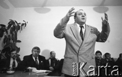 1.03.1994, Wysoka, Polska.
Spotkanie działaczy Związku Zawodowego Rolników Samoobrona z mieszkańcami miejscowości. 2. z lewej siedzi Andrzej Lepper.
Fot. Mieczysław Michalak, zbiory Ośrodka KARTA