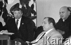 1.03.1994, Wysoka, Polska.
Spotkanie działaczy Związku Zawodowego Rolników Samoobrona z mieszkańcami miejscowości. 1. z lewej siedzi Andrzej Lepper.
Fot. Mieczysław Michalak, zbiory Ośrodka KARTA