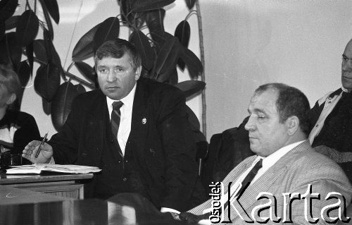 1.03.1994, Wysoka, Polska.
Spotkanie działaczy Związku Zawodowego Rolników Samoobrona z mieszkańcami miejscowości. 1. z lewej Andrzej Lepper.
Fot. Mieczysław Michalak, zbiory Ośrodka KARTA