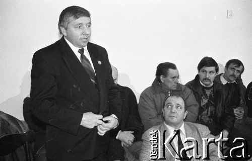 1.03.1994, Wysoka, Polska.
Spotkanie działaczy Związku Zawodowego Rolników Samoobrona z mieszkańcami miejscowości. Przemawia Andrzej Lepper.
Fot. Mieczysław Michalak, zbiory Ośrodka KARTA