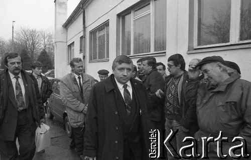 1.03.1994, Wysoka, Polska.
Spotkanie działaczy Związku Zawodowego Rolników Samoobrona z mieszkańcami miejscowości. Z przodu idzie Andrzej Lepper.
Fot. Mieczysław Michalak, zbiory Ośrodka KARTA