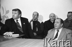 1.03.1994, Wysoka, Polska.
Spotkanie działaczy Związku Zawodowego Rolników Samoobrona z mieszkańcami miejscowości. 1. z lewej siedzi Andrzej Lepper.
Fot. Mieczysław Michalak, zbiory Ośrodka KARTA