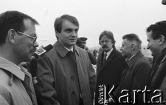 10.04.1994, Wrocław, Polska.
Premier Waldemar Pawlak na lotnisku witany przez wrocławskich działaczy PSL.
Fot. Mieczysław Michalak, zbiory Ośrodka KARTA