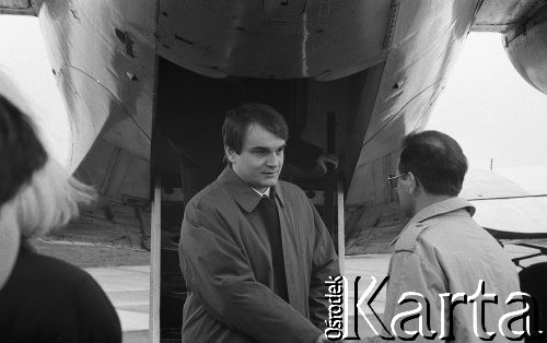 10.04.1994, Wrocław, Polska.
Premier Waldemar Pawlak wysiada z samolotu na lotnisku.
Fot. Mieczysław Michalak, zbiory Ośrodka KARTA
