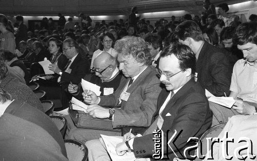 23-24.04.1994, Warszawa, Polska.
Kongres założycielski Unii Wolności, w środku siedzi Ludwik Turko, 1. z prawej Radosław Gawlik.
Fot. Mieczysław Michalak, zbiory Ośrodka KARTA