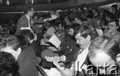 23-24.04.1994, Warszawa, Polska.
Kongres założycielski Unii Wolności, w środkowym rzędzie 2. z prawej siedzi Włodzimierz Mękarski, dalej Paweł Kocięba-Żabski, w rzędzie powyżej 1. z prawej Roman Traczyk.
Fot. Mieczysław Michalak, zbiory Ośrodka KARTA