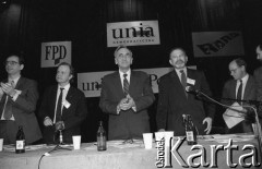 23-24.04.1994, Warszawa, Polska.
Kongres założycielski Unii Wolności. Od lewej: NN, Aleksander Hall, Tadeusz Mazowiecki, Bronisław Geremek i Jan Maria Rokita.
Fot. Mieczysław Michalak, zbiory Ośrodka KARTA