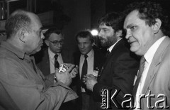 23-24.04.1994, Warszawa, Polska.
Kongres założycielski Unii Wolności. Od lewej: Jacek Kuroń, NN, Henryk Wujec, Władysław Frasyniuk, NN.
Fot. Mieczysław Michalak, zbiory Ośrodka KARTA