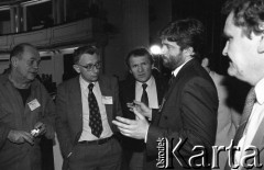 23-24.04.1994, Warszawa, Polska.
Kongres założycielski Unii Wolności. Od lewej: Jacek Kuroń, NN, Henryk Wujec, Władysław Frasyniuk, NN.
Fot. Mieczysław Michalak, zbiory Ośrodka KARTA
