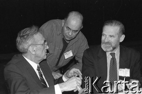 23-24.04.1994, Warszawa, Polska. 
Tadeusz Mazowiecki, Jacek Kuroń i Bronisław Geremek (od lewej) na kongresie założycielskim Unii Wolności. 
Fot. Mieczysław Michalak, zbiory Ośrodka KARTA