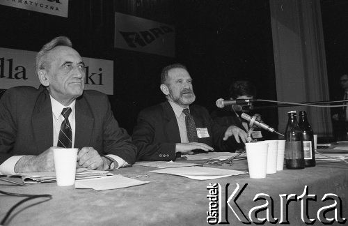 23-24.04.1994, Warszawa, Polska.
Tadeusz Mazowiecki i Bronisław Geremek (od lewej) podczas kongresu założycielskiego Unii Wolności. 
Fot. Mieczysław Michalak, zbiory Ośrodka KARTA