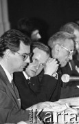 23-24.04.1994, Warszawa, Polska.
Aleksander Hall (w środku) i Tadeusz Mazowiecki (z prawej) na kongresie założycielskim Unii Wolności. 
Fot. Mieczysław Michalak, zbiory Ośrodka KARTA