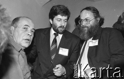 23-24.04.1994, Warszawa, Polska.
Kongres założycielski Unii Wolności, z lewej Jacek Kuroń, w środku Władysław Frasyniuk.
Fot. Mieczysław Michalak, zbiory Ośrodka KARTA