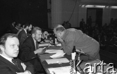 23-24.04.1994, Warszawa, Polska.
Kongres założycielski Unii Wolności. Od lewej siedzą: Aleksander Hall, Bronisław Geremek, wsparty o stół Jacek Kuroń.
Fot. Mieczysław Michalak, zbiory Ośrodka KARTA