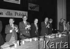 23-24.04.1994, Warszawa, Polska. 
Kongres założycielski Unii Wolności. Na zdjęciu m.in. Aleksander Hall (3. z lewej), Tadeusz Mazowiecki (4. z lewej) i Tadeusz Mazowiecki (5. z lewej).
Fot. Mieczysław Michalak, zbiory Ośrodka KARTA