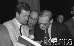 23-24.04.1994, Warszawa, Polska.
Kongres założycielski Unii Wolności. Od lewej: Piotr Nowina-Konopka, Jacek Kuroń i Bronisław Geremek.
Fot. Mieczysław Michalak, zbiory Ośrodka KARTA
