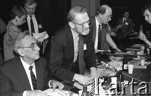23-24.04.1994, Warszawa, Polska.
Kongres założycielski Unii Wolności. Przy stole od lewej: Tadeusz Mazowiecki, Bronisław Geremek i Jan Maria Rokita.
Fot. Mieczysław Michalak, zbiory Ośrodka KARTA