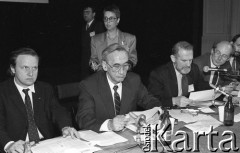 23-24.04.1994, Warszawa, Polska.
Kongres założycielski Unii Wolności. Przy stole od lewej siedzą: Aleksander Hall, Tadeusz Mazowiecki, Bronisław Geremek i Jan Maria Rokita.
Fot. Mieczysław Michalak, zbiory Ośrodka KARTA