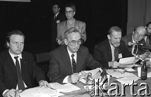 23-24.04.1994, Warszawa, Polska.
Kongres założycielski Unii Wolności. Przy stole od lewej siedzą: Aleksander Hall, Tadeusz Mazowiecki, Bronisław Geremek i Jan Maria Rokita.
Fot. Mieczysław Michalak, zbiory Ośrodka KARTA