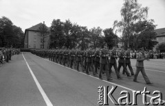 18.06.1994, Wrocław, Polska.
Wizyta prezydenta Lecha Wałęsy w Wyższej Szkole Oficerskiej im. Tadeusza Kościuszki. Defilada.
Fot. Mieczysław Michalak, zbiory Ośrodka KARTA