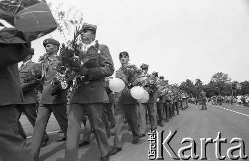 18.06.1994, Wrocław, Polska.
Wizyta prezydenta Lecha Wałęsy w Wyższej Szkole Oficerskiej im. Tadeusza Kościuszki. Defilada.
Fot. Mieczysław Michalak, zbiory Ośrodka KARTA