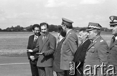 18.06.1994, Wrocław, Polska.
Wizyta prezydenta Lecha Wałęsy w Wyższej Szkole Oficerskiej im. Tadeusza Kościuszki. Powitanie prezydenta, od lewej stoją: Andrzej Jamrozek, prezydent Wrocławia Bogdan Zdrojewski, Leon Kieres, NN, Stanisław Miękisz.
Fot. Mieczysław Michalak, zbiory Ośrodka KARTA