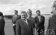 18.06.1994, Wrocław, Polska.
Wizyta prezydenta Lecha Wałęsy w Wyższej Szkole Oficerskiej im. Tadeusza Kościuszki. Za prezydentem stoją dowódca Śląskiego Okręgu Wojskowego we Wrocławiu gen. Janusz Ornatowski i Andrzej Jamrozek.
Fot. Mieczysław Michalak, zbiory Ośrodka KARTA