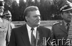 18.06.1994, Wrocław, Polska.
Wizyta prezydenta Lecha Wałęsy w Wyższej Szkole Oficerskiej im. Tadeusza Kościuszki. Z lewej stoi szef Sztabu Generalnego Wojska Polskiego gen. Tadeusz Wilecki, z prawej dowódca Śląskiego Okręgu Wojskowego we Wrocławiu gen. Janusz Ornatowski.
Fot. Mieczysław Michalak, zbiory Ośrodka KARTA