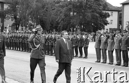 19.06.1994, Wrocław, Polska.
Promocja oficerska w Wyższej Szkole Oficerskiej im. Tadeusza Kościuszki z udziałem prezydenta Lecha Wałęsy. Szef Sztabu Generalnego Wojska Polskiego gen. Tadeusz Wilecki i Lech Wałęsa przechodzą przed żołnierzami.
Fot. Mieczysław Michalak, zbiory Ośrodka KARTA