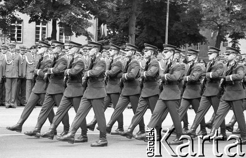 19.06.1994, Wrocław, Polska.
Promocja oficerska w Wyższej Szkole Oficerskiej im. Tadeusza Kościuszki z udziałem prezydenta Lecha Wałęsy. Defilada.
Fot. Mieczysław Michalak, zbiory Ośrodka KARTA