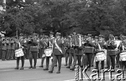 19.06.1994, Wrocław, Polska.
Promocja oficerska w Wyższej Szkole Oficerskiej im. Tadeusza Kościuszki z udziałem prezydenta Lecha Wałęsy. Na zdjęciu orkiestra wojskowa.
Fot. Mieczysław Michalak, zbiory Ośrodka KARTA