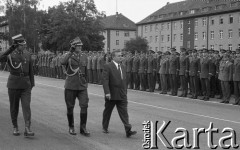 19.06.1994, Wrocław, Polska.
Promocja oficerska w Wyższej Szkole Oficerskiej z udziałem prezydenta Lecha Wałęsy. Obok prezydenta idzie szef Sztabu Generalnego Wojska Polskiego gen. Tadeusz Wilecki.
Fot. Mieczysław Michalak, zbiory Ośrodka KARTA