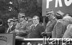 19.06.1994, Wrocław, Polska.
Promocja oficerska w Wyższej Szkole Oficerskiej im. Tadeusza Kościuszki z udziałem prezydenta Lecha Wałęsy. 3. z prawej stoi szef Sztabu Generalnego Wojska Polskiego gen. Tadeusz Wilecki.
Fot. Mieczysław Michalak, zbiory Ośrodka KARTA