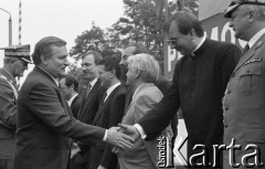 19.06.1994, Wrocław, Polska.
Promocja oficerska w Wyższej Szkole Oficerskiej im. Tadeusza Kościuszki z udziałem prezydenta Lecha Wałęsy. Za prezydentem idzie szef Sztabu Generalnego Wojska Polskiego gen. Tadeusz Wilecki, w głębi prezydent Wrocławia Bogdan Zdrojewski. 
Fot. Mieczysław Michalak, zbiory Ośrodka KARTA