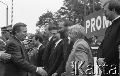 19.06.1994, Wrocław, Polska.
Promocja oficerska w Wyższej Szkole Oficerskiej im. Tadeusza Kościuszki z udziałem prezydenta Lecha Wałęsy. Za prezydentem idzie szef Sztabu Generalnego Wojska Polskiego gen. Tadeusz Wilecki, 5. z prawej stoi prezydent Wrocławia Bogdan Zdrojewski. 
Fot. Mieczysław Michalak, zbiory Ośrodka KARTA