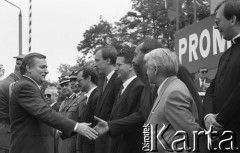 19.06.1994, Wrocław, Polska.
Promocja oficerska w Wyższej Szkole Oficerskiej im. Tadeusza Kościuszki z udziałem prezydenta Lecha Wałęsy. 5. z prawej stoi prezydent Wrocławia Bogdan Zdrojewski. 
Fot. Mieczysław Michalak, zbiory Ośrodka KARTA