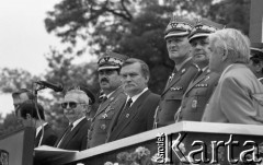 19.06.1994, Wrocław, Polska.
Promocja oficerska w Wyższej Szkole Oficerskiej im. Tadeusza Kościuszki z udziałem prezydenta Lecha Wałęsy. 3. z prawej stoi szef Sztabu Generalnego Wojska Polskiego gen. Tadeusz Wilecki.
Fot. Mieczysław Michalak, zbiory Ośrodka KARTA