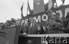 19.06.1994, Wrocław, Polska.
Promocja oficerska w Wyższej Szkole Oficerskiej z udziałem prezydenta Lecha Wałęsy, obok prezydenta szef Sztabu Generalnego Wojska Polskiego gen. Tadeusz Wilecki.
Fot. Mieczysław Michalak, zbiory Ośrodka KARTA