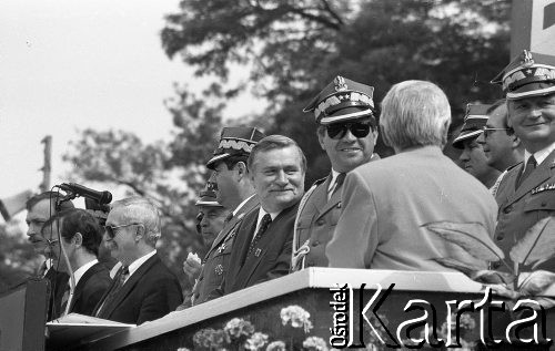 19.06.1994, Wrocław, Polska.
Promocja oficerska w Wyższej Szkole Oficerskiej z udziałem prezydenta Lecha Wałęsy. 
Fot. Mieczysław Michalak, zbiory Ośrodka KARTA