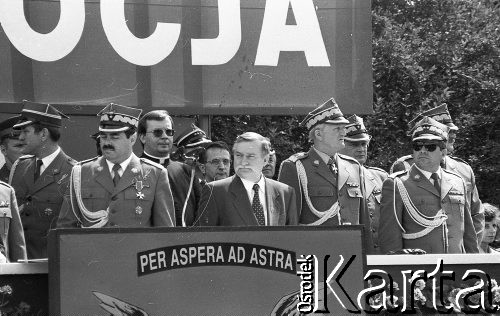 19.06.1994, Wrocław, Polska.
Promocja oficerska w Wyższej Szkole Oficerskiej z udziałem prezydenta Lecha Wałęsy. Obok prezydenta (z prawej) stoi szef Sztabu Generalnego Wojska Polskiego gen. Tadeusz Wilecki.
Fot. Mieczysław Michalak, zbiory Ośrodka KARTA