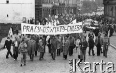 Po 1990, Wrocław, Polska.
Pochód pierwszomajowy wyrusza z ul. Mazowieckiej.
Fot. Mieczysław Michalak, zbiory Ośrodka KARTA