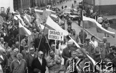 Po 1990, Wrocław, Polska.
Pochód pierwszomajowy wyrusza z ul. Mazowieckiej.
Fot. Mieczysław Michalak, zbiory Ośrodka KARTA
