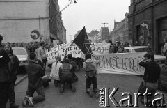 Lata 90., Wrocław, Polska.
Marsz przeciwników i zwolenników aborcji.
Fot. Mieczysław Michalak, zbiory Ośrodka KARTA