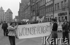 Lata 90., Wrocław, Polska.
Marsz przeciwników i zwolenników aborcji.
Fot. Mieczysław Michalak, zbiory Ośrodka KARTA